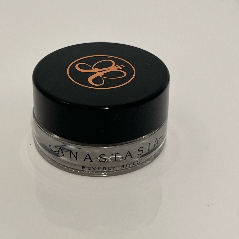 Anastasia Beverly Hills dipbrow pomade.